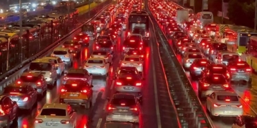 istanbulda-trafik-yogunlugu-yuzde-90a-ulasti-yollar-kipkirmizi-EbtZC1lC.jpg