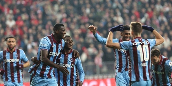 karadeniz-derbisini-trabzonspor-kazandi-onuachu-maca-damga-vurdu-qmYVJLXj.jpg