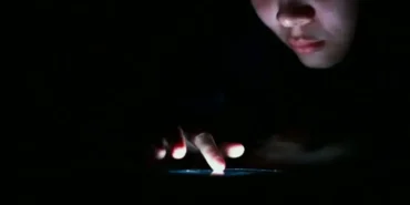 karanlikta-telefon-kullananlar-dikkat-miyopiyi-hizlandiriyor-wBrXNjrn.webp