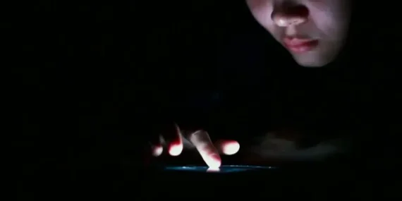 karanlikta-telefon-kullananlar-dikkat-miyopiyi-hizlandiriyor-wBrXNjrn.webp