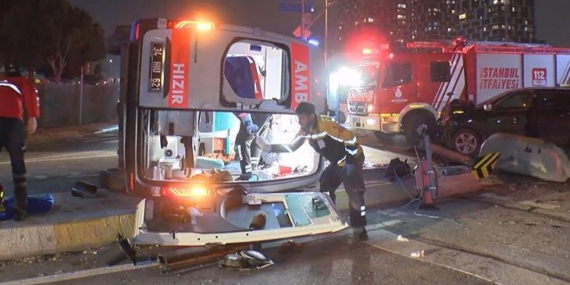 kartalda-ambulans-ile-cip-kafa-kafaya-carpisti-2si-saglik-personeli-3-yarali-UpauIUqe.jpg