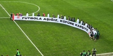 kocaelispor-besiktas-macinda-kufure-karsiyiz-pankarti-IAuikitN.jpg