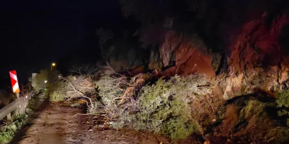 mudanya-kursunlu-yolunda-geceyarisi-heyelan-yol-ulasima-kapandi-vDSz5s9S.webp