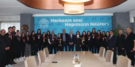 niluferin-sampiyon-kizlari-kupalari-baskan-sadi-ozdemire-getirdi-98xHjNyb.webp