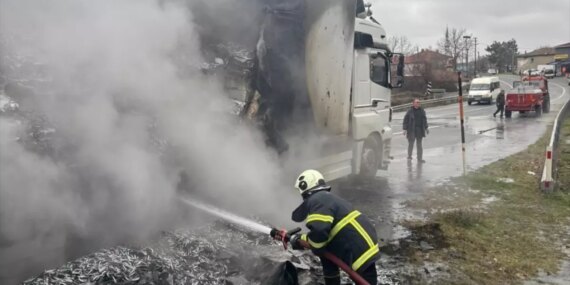 pinarhisarda-hamsi-yuklu-tir-bunun-yangin-cikardi-f1t3X4V3.jpg
