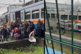 son-dakika-esenlerde-raydan-cikan-metro-nedeniyle-yolcular-tahliye-edildi-UpnJKvJH.jpg