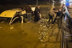 suya-gomulen-minibusteki-20-yolcu-kurtarildi-Jpvw4qbL.jpg