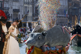 tarihi-venedik-karnavali-basladi-HGzIt5zz.jpg