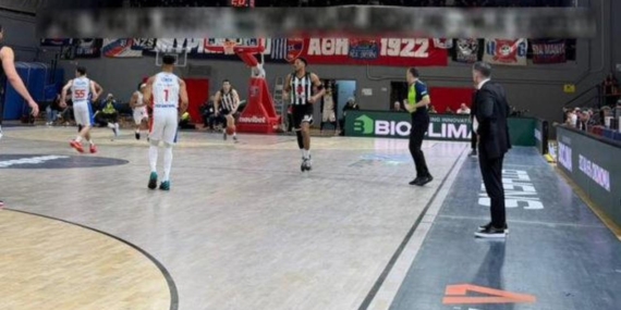 yunan-taraftarlardan-besiktas-macinda-hadsiz-pankart-4WAf3UxR.jpg