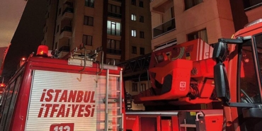 zeytinburnunda-site-otoparkinda-cikan-yanginda-5-arac-zarar-gordu-IKSNTuDr.jpg
