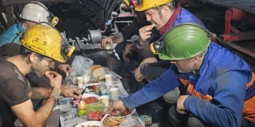 zonguldakta-madenciler-yerin-metrelerce-altinda-ilk-sahurunu-yapti-6N5B5Paf.jpg