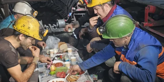 zonguldakta-madenciler-yerin-metrelerce-altinda-ilk-sahurunu-yapti-6N5B5Paf.jpg
