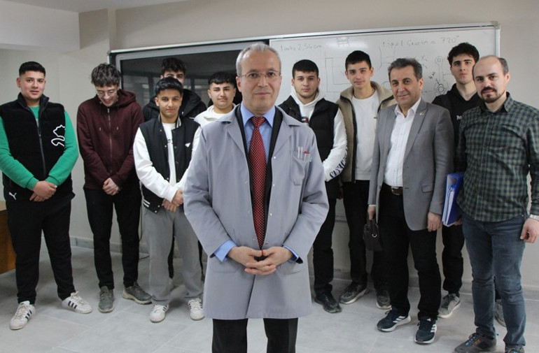 Polisliği bırakıp 45 yaşında hayali olan öğretmenliğe başladı: İçimde bir ukte vardı