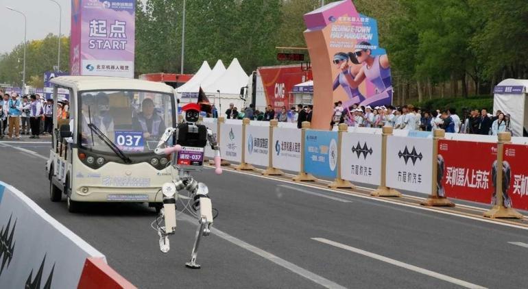 Dünya bu rekoru konuşuyor İnsansı robotların sınırları aşan maratonu