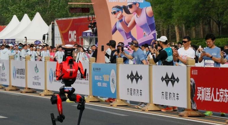 Dünya bu rekoru konuşuyor İnsansı robotların sınırları aşan maratonu
