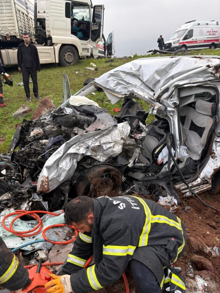 TIR ile hafif ticari araç çarpıştı: 2 ölü, 1 yaralı