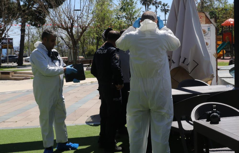 Kötü kokudan şüphelenmişlerdi... Reklam panosundan insan cesedi çıktı