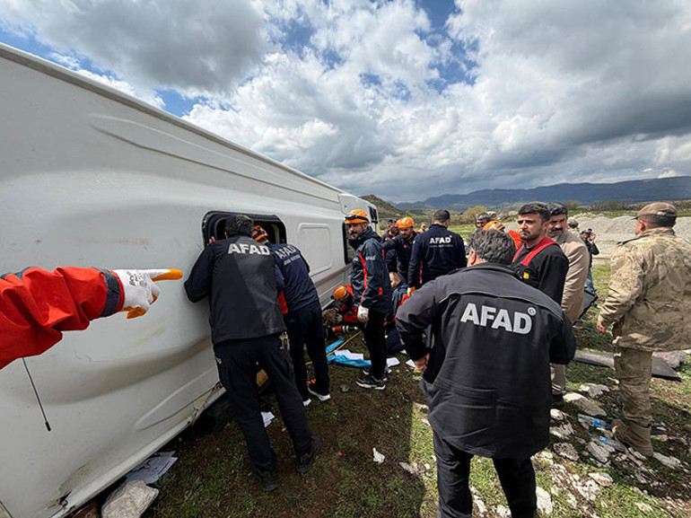 Son dakika... Yolcu midibüsü devrildi: 1 kişi hayatını kaybetti, 12 yaralı