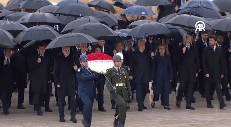 TBMM Başkanı Kurtulmuş ve beraberindeki heyet Anıtkabirde