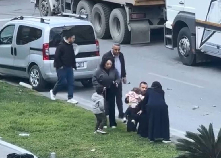 Sinir krizi geçirdi, kucağındaki bebeğiyle bağırıp tepki gösterdi