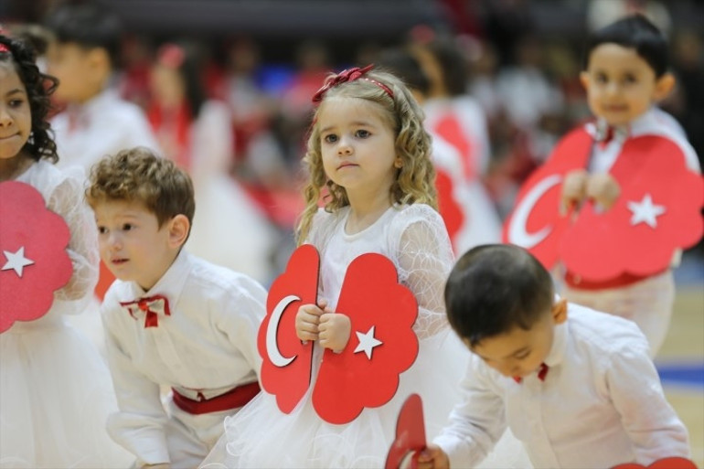 Yurttan 23 Nisan manzaraları: Miniklerden renkli gösteriler