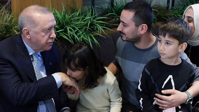 Cumhurbaşkanı Erdoğan, Beyoğlunda bir kafede vatandaşlarla sohbet etti