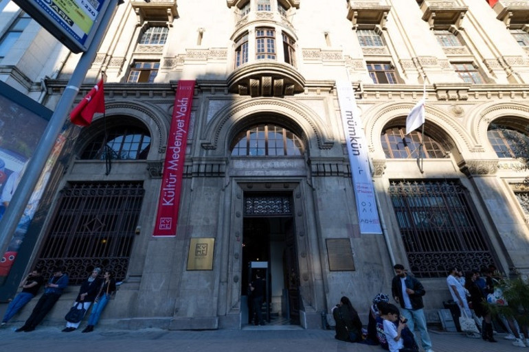 KÜME, Karaköy Palas’ta Mümkün temasıyla ArtıKÜME 2025 ve ODAK sergilerini tanıttı