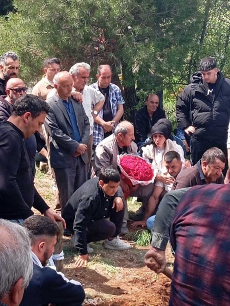 Düğünleri olacağı gün evde ölü bulunmuşlardı Cenazede yürek yakan an: Damadın mezarına bıraktılar