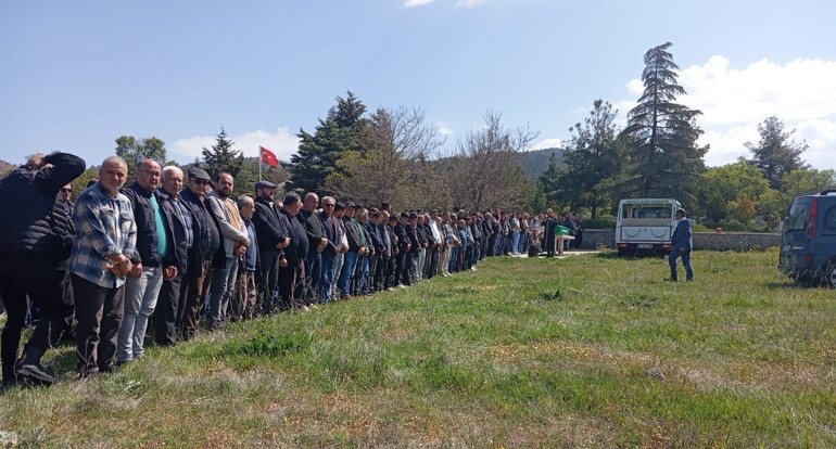Düğünleri olacağı gün evde ölü bulunmuşlardı Cenazede yürek yakan an: Damadın mezarına bıraktılar