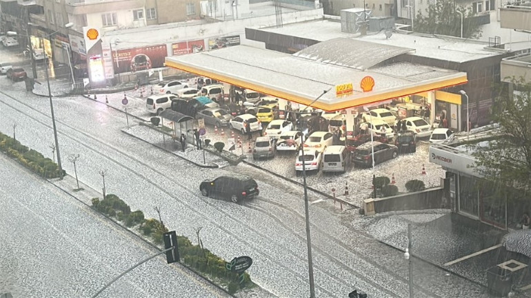 Ceviz büyüklüğünde dolu yağdı, sürücüler rotayı otoparklara çevirdi