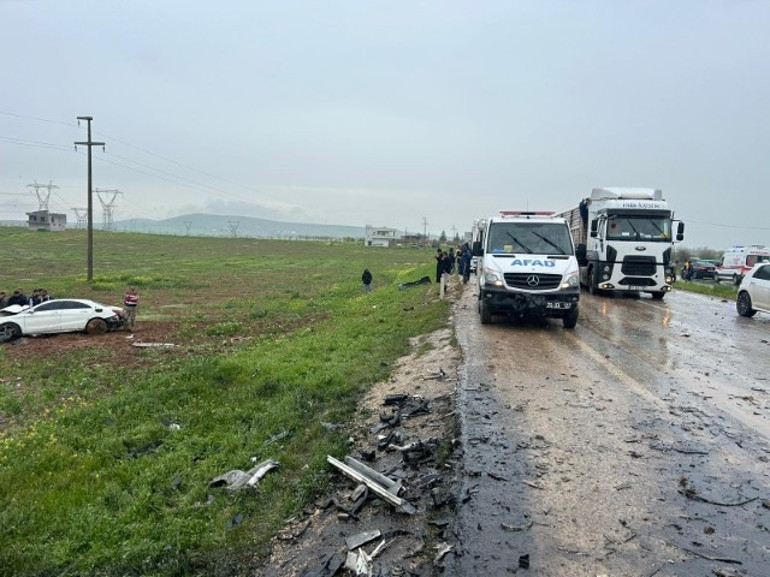 Kamyonet ile otomobil çarpıştı: 2 ölü, 3 yaralı