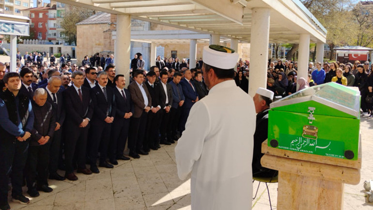 Kırşehirde kahreden olay Nefes borusuna çilek kaçan 2,5 yaşındaki çocuk, hayatını kaybetti