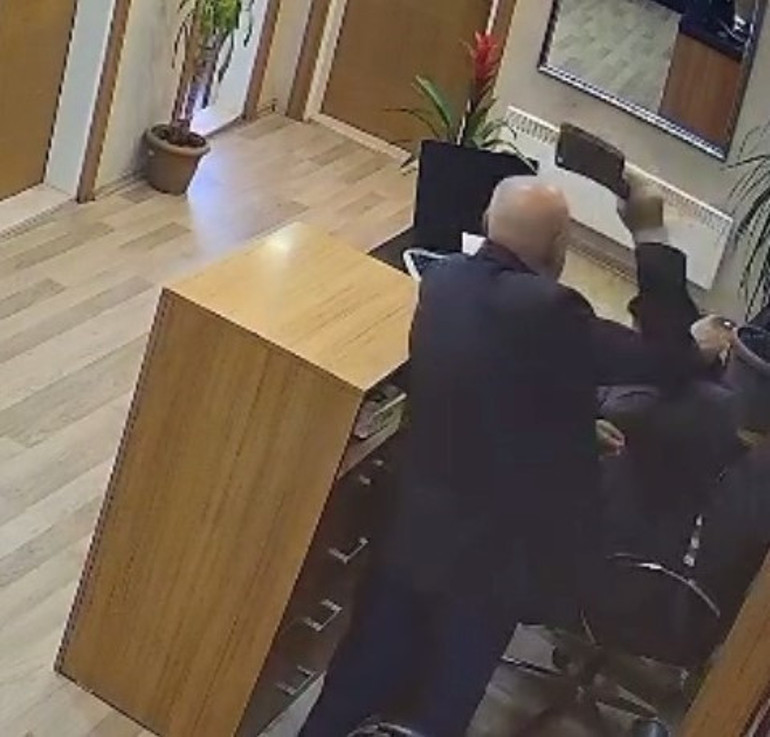 Belediye başkanının sekreterine satırlı saldırı: Dehşet anı kamerada