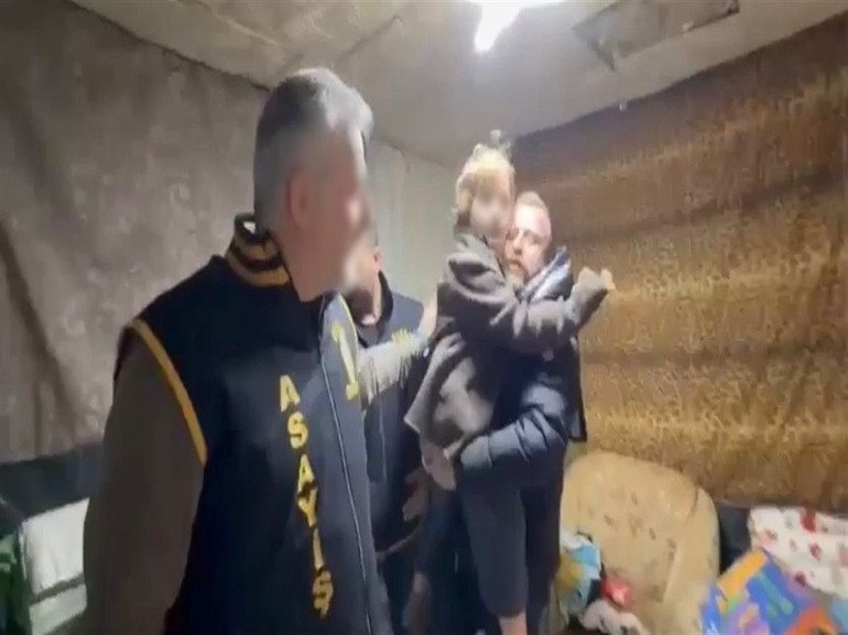 Babasının kaçırıp 7 yıl harbe evde sakladığı küçük kız annesine teslim edildi