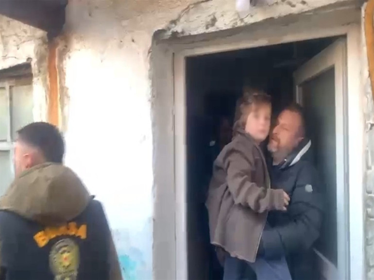 Babasının kaçırıp 7 yıl harbe evde sakladığı küçük kız annesine teslim edildi