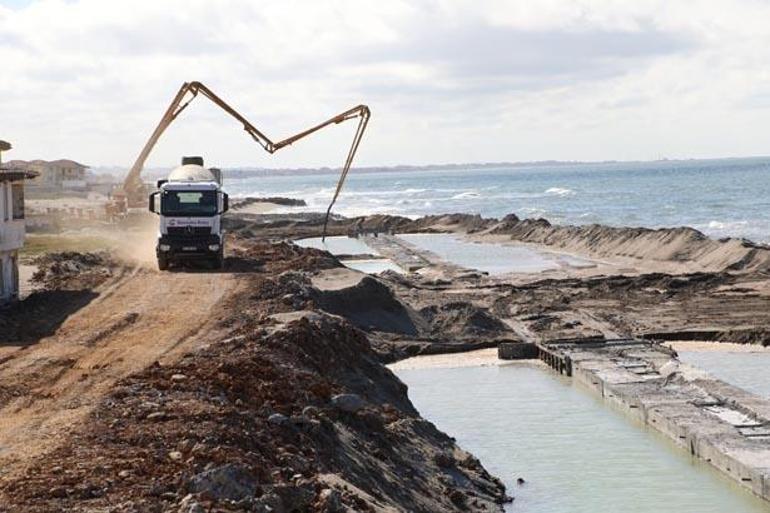 Deniz evlere dayandı Sakaryada erozyona sahil koruma duvarlı önlem