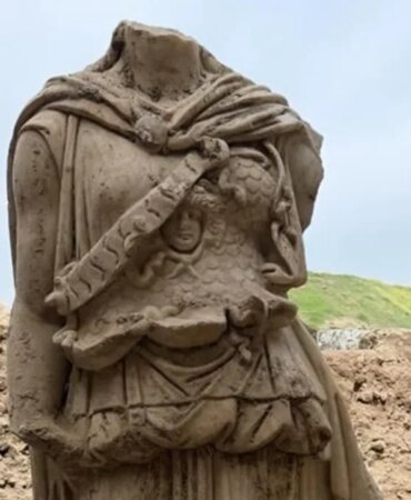 2-metrelik-athena-heykeli-bulundu-1776990282007.jpeg