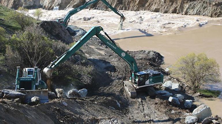 TSK, heyelanın kapattığı Hakkari-Van yolunda panel köprü kuruyor