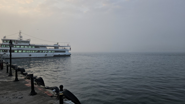 İstanbulda yoğun sis: İstanbul Boğazı trafiğe kapatıldı