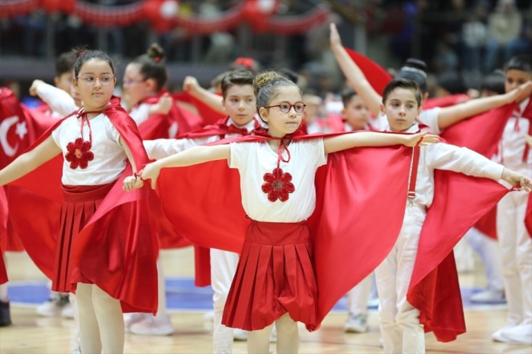 Yurttan 23 Nisan manzaraları: Miniklerden renkli gösteriler