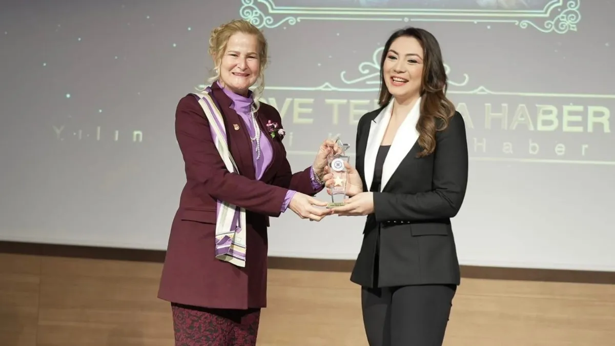 a-haber-spikeri-merve-tepeye-yilin-en-iyi-kadin-haber-spikeri-odulu-1776500030438.jpeg