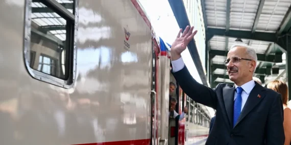 bakan-uraloglu-acikladi-sanat-raylarda-tiyatro-treni-4-mayista-ankaradan-yola-cikacak-1776943108750.webp