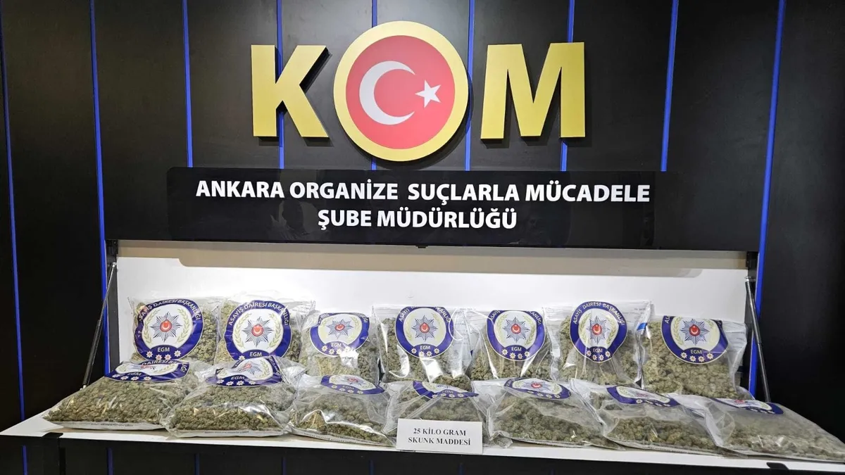 cankayada-operasyon-25-kilo-skunk-ele-gecirildi-2-gozalti-1777534554830.jpg
