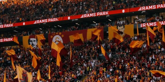 canli-galatasaraydan-taraftara-acik-antrenman-eski-futbolcular-konustu-1777483235462.jpg