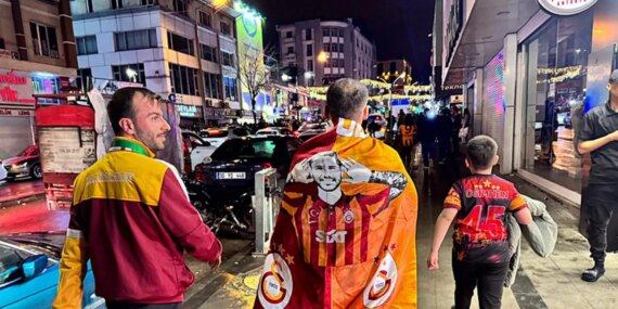 galatasaray-taraftarlari-fenerbahce-derbisini-kutladi-1777233727542.jpeg