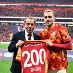 galatasarayda-200-macina-cikan-baris-alper-yilmaza-plaket-1777224108853.jpeg