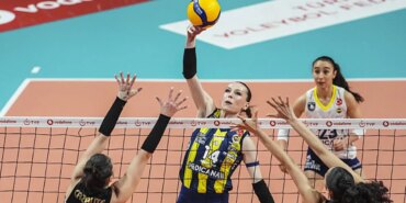 vakifbank-sampiyonluk-fenerbahce-seriyi-uzatmak-icin-sahaya-cikiyor-1776239483174.jpg