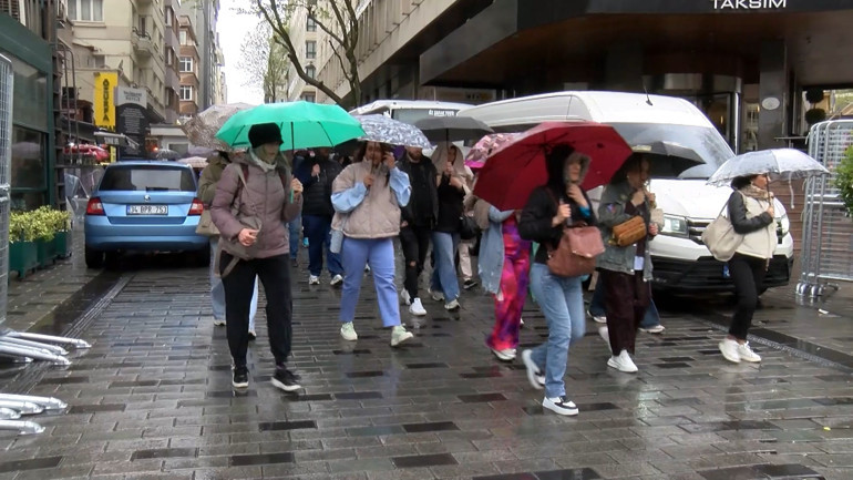 1 Mayısta Taksimde yollar kapandı Turistler valizleriyle yürüdü