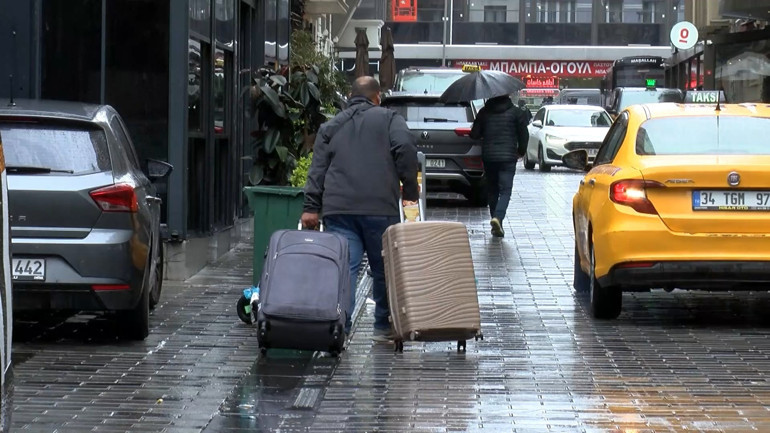 1 Mayısta Taksimde yollar kapandı Turistler valizleriyle yürüdü