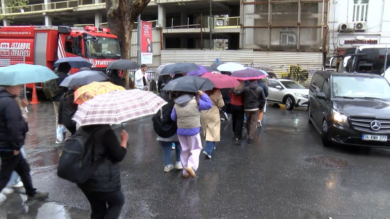 1 Mayısta Taksimde yollar kapandı Turistler valizleriyle yürüdü